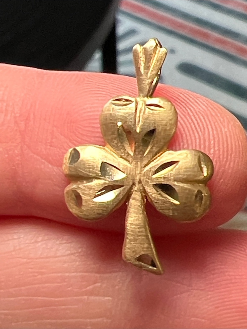 VTG 14k Solid Yellow Gold Etched Shamrock Lucky Clover Necklace Pendant Charm